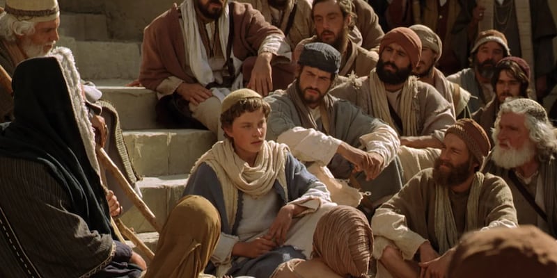 María y José encuentran a Jesús ocupado en los asuntos de su Padre, enseñando en el templo en esta imagen de los Videos Bíblicos de la Iglesia que ilustra Lucas 2:40–52.