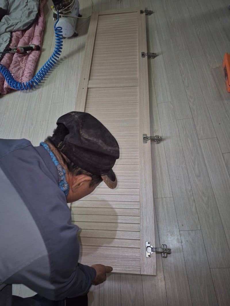 Un misionero mayor de servicio que sirve en la Misión Corea Seúl realiza mantenimiento en un apartamento de los misioneros en 2025.