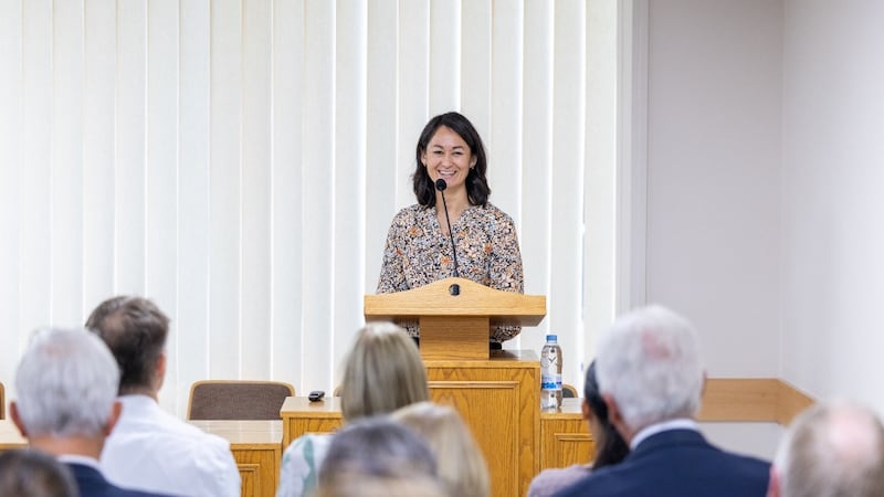La hermana Kristin M. Yee comparte instrucción durante una reunión en Larnaca, Chipre, el 2 de septiembre de 2026.