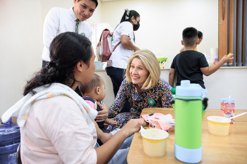 La presidenta Camille N. Johnson asiste a un evento de evaluación nutricional para niños y sus madres en Manila, Filipinas.
