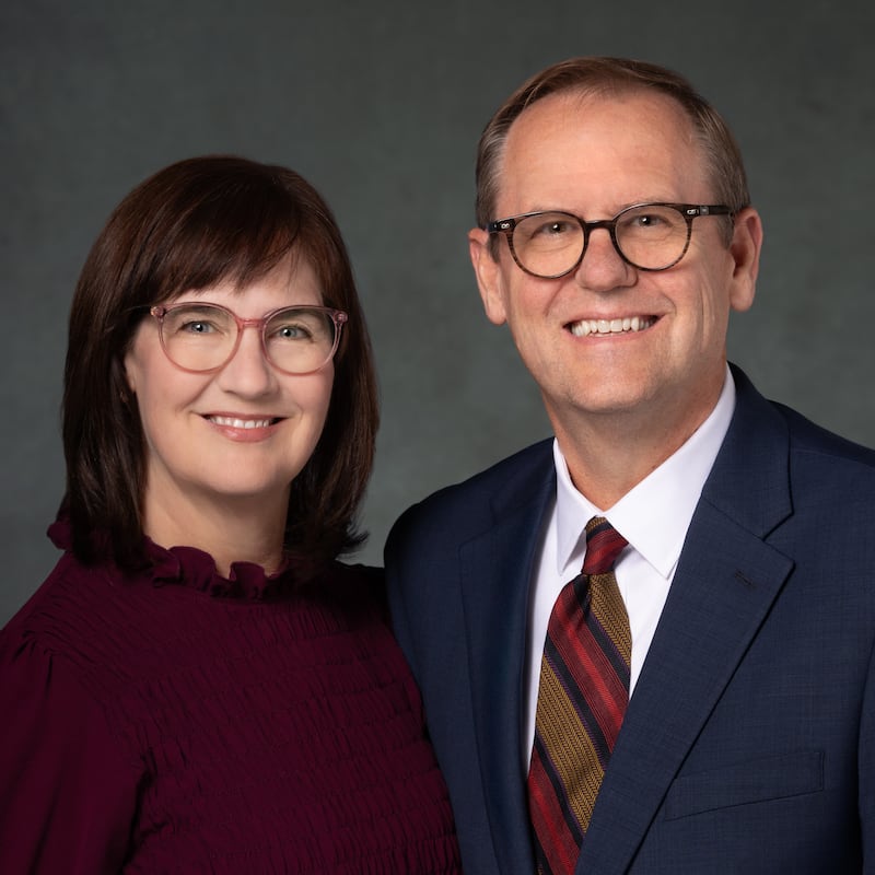 M. Sean Esplin y Diana Esplin, quienes servirán como presidente y compañera de la Misión California Riverside a partir de julio de 2026.