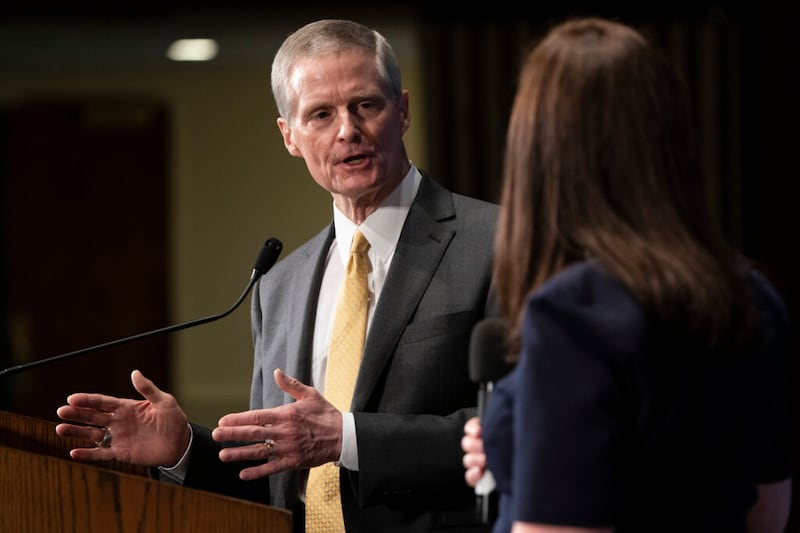 El élder David A. Bednar, un miembro del Cuórum de los Doce Apóstoles de La Iglesia de Jesucristo de los Santos de los Últimos Días, a la izquierda, habla en el National Press Club en Washington, D. C., el jueves, 26 de mayo de 2022.