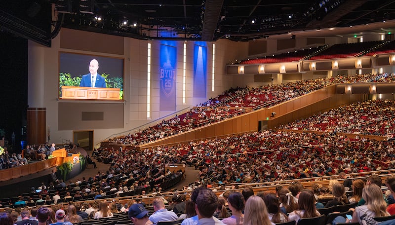 Los estudiantes de la Universidad Brigham Young–Idaho escuchan al presidente Alvin F. Meredith III en un devocional en el campus el martes 21 de abril de 2026 en Rexburg, Idaho.