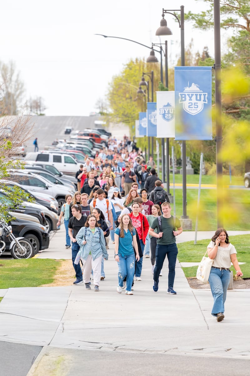 Los estudiantes de la Universidad Brigham Young–Idaho caminan hacia un devocional en el campus para escuchar al presidente Alvin F. Meredith III y a su esposa, la hermana Jennifer Meredith, el martes 21 de abril de 2026, en Rexburg, Idaho.