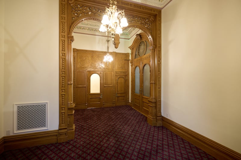 Se muestra la alfombra recién instalada en las áreas de estudio cerca de la sala celestial del Templo de Salt Lake en Salt Lake City el martes, 23 de junio de 2026.