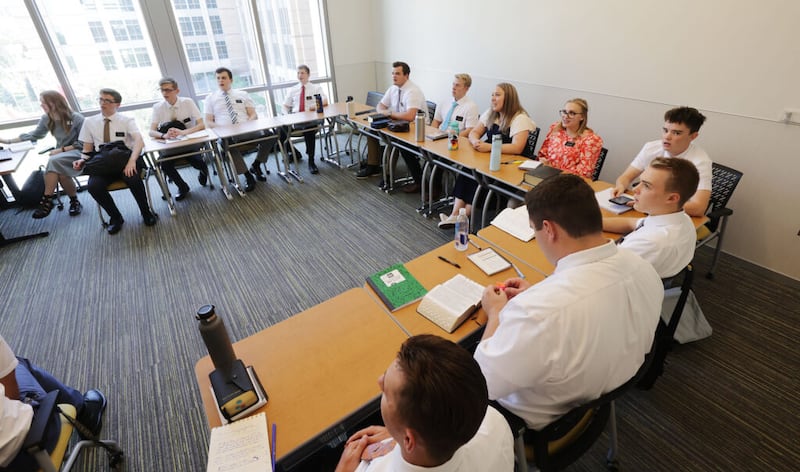 Los misioneros estudian en clase en el Centro de Capacitación de Misioneros en Provo, Utah, el miércoles 25 de agosto de 2021.