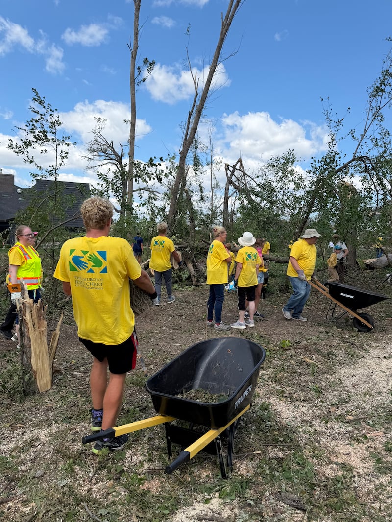 Miembros de La Iglesia de Jesucristo de los Santos de los Últimos Días y otras personas en el noreste de Wisconsin ayudan a limpiar escombros después del tornado EF-3 que tocó tierra el 27 de julio de 2026.