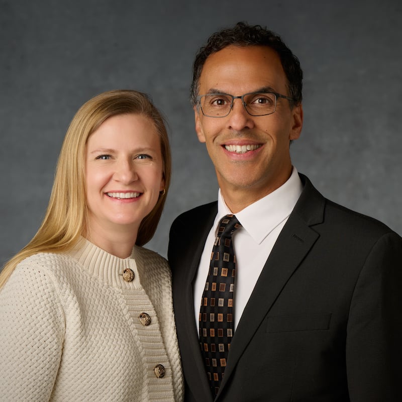Paul D. Hernández y Janelle F. Hernández, quienes servirán como presidente y compañera de la Misión Puerto Rico San Juan a partir de julio de 2026.