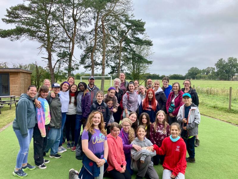 Un grupo de mujeres jóvenes de 11 a 13 años y sus líderes de la Estaca Northampton Inglaterra posan para una foto durante una actividad de servicio en la Escuela Northleigh House en agosto de 2024.