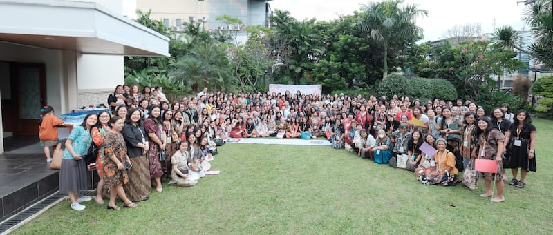 Mujeres en Yakarta, Indonesia, se reúnen para una foto el sábado, 24 de mayo de 2025, con la Presidenta General de la Sociedad de Socorro Camille N. Johnson durante una conferencia para mujeres Santos de los Últimos Días en Yakarta, Indonesia.