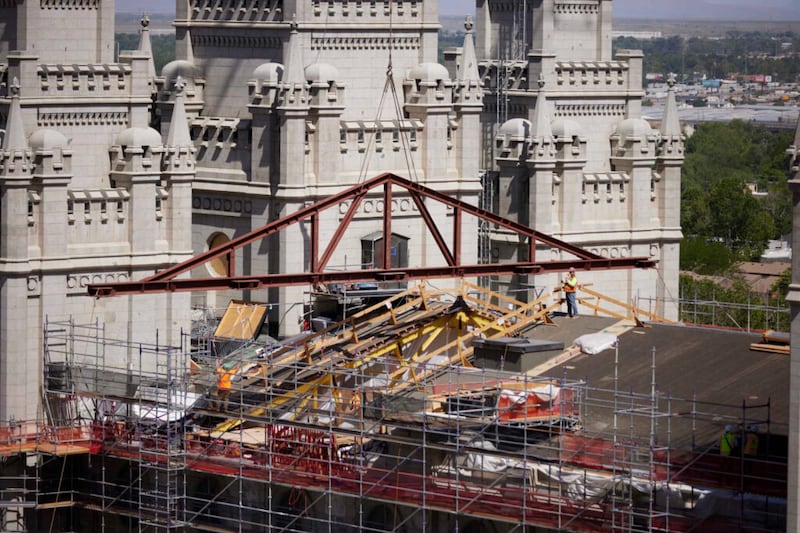 Los trabajadores emparejan las armaduras de acero existentes, que están pintadas en amarillo, una al lado de la otra con las nuevas armaduras como parte del diseño sísmico del Templo de Salt Lake, Salt Lake City, junio de 2021.