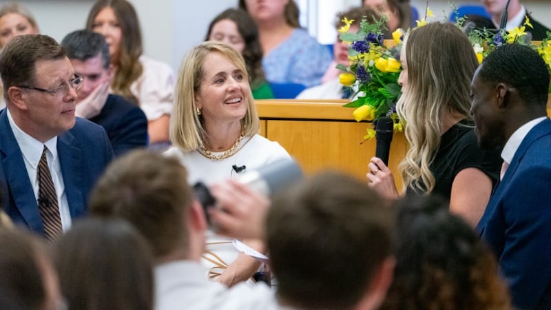 El élder Clark G. Gilbert, del Cuórum de los Doce Apóstoles, a la izquierda, y su esposa, la hermana Christine Gilbert, en el centro, enseñan a los jóvenes adultos el domingo 31 de mayo de 2026 durante la Conferencia de Jóvenes Adultos Uno por Uno de La Iglesia de Jesucristo de los Santos de los Últimos Días, realizada en Lancashire, Inglaterra.