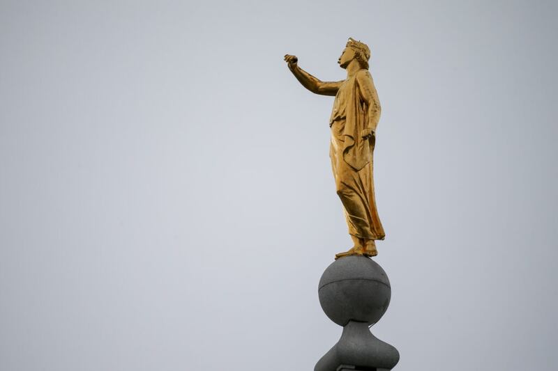 La estatua del ángel Moroni en lo alto del Templo de Salt Lake de La Iglesia de Jesucristo de los Santos de los Últimos Días se yergue sin su trompeta luego de un terremoto en Salt Lake City el miércoles, 18 de marzo de 2020.