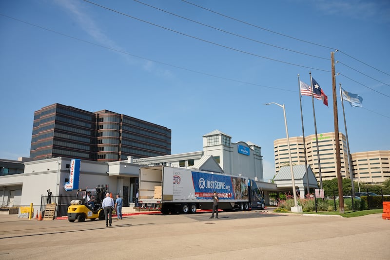 Los voluntarios ayudan a descargar cajas de alimentos entregadas por La Iglesia de Jesucristo de los Santos de los Últimos Días al banco de alimentos de Joe en Dallas, Texas, el jueves 14 de mayo de 2026.