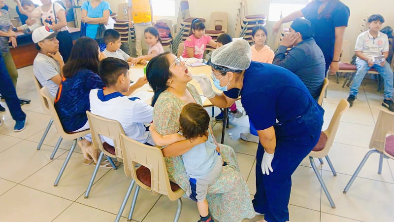Voluntarios realizan revisiones dentales gratuitas en Lima, Perú, el sábado 8 de agosto de 2026.
