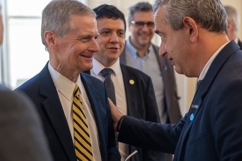 El élder David A. Bednar, del Cuórum de los Doce Apóstoles, a la izquierda, conversa con el alcalde Pablo Javkin en el Palacio Municipal de Rosario, Argentina, el 20 de mayo de 2026.