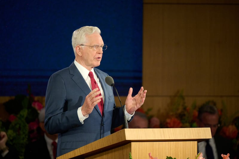 El presidente D. Todd Christofferson, segundo consejero de la Primera Presidencia, habla en el Seminario para Nuevos Líderes de Misión de 2026 en el Centro de Capacitación Misional de Provo en Provo, Utah, el 19 de junio de 2026.