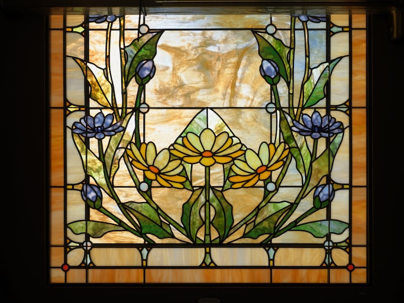 Una ventana de vidrio artístico dentro del Templo de Montpelier, Idaho.