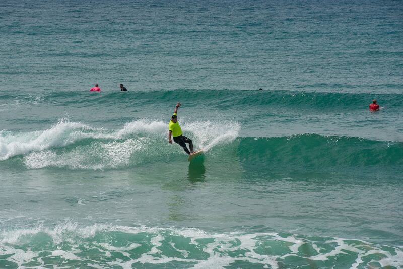 Un surfista monta una ola durante el Coffs Soul Surfest en Coffs Harbour, Australia, del 26 al 29 de septiembre de 2025.