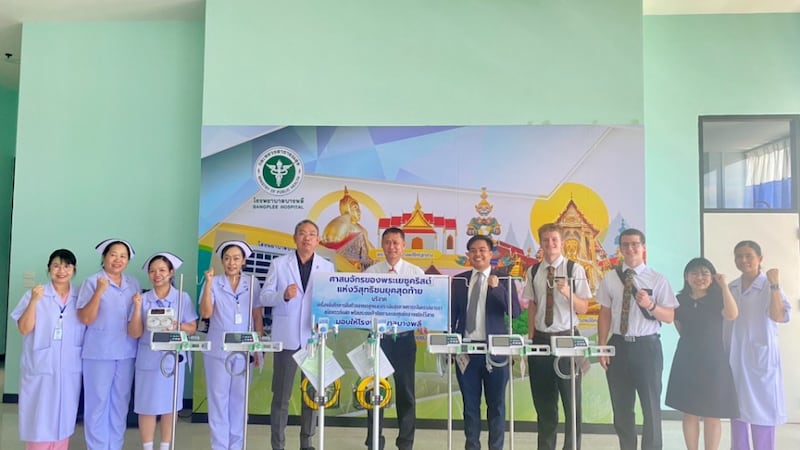 Enfermeras y doctores del Hospital Bang Phli en la Provincia de Samut Prakan, Tailandia, se reúnen con representantes de La Iglesia de Jesucristo de los Santos de los Últimos Días en una ceremonia de entrega el 29 de mayo de 2026, tras una gran donación de equipos de la Iglesia.