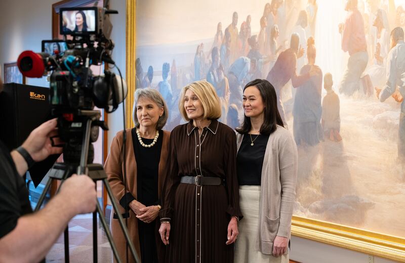La presidencia general de la Sociedad de Socorro graba una parte del devocional mundial de la Sociedad de Socorro de 2026 frente a una gran pintura en el Centro de Conferencias en Salt Lake City.