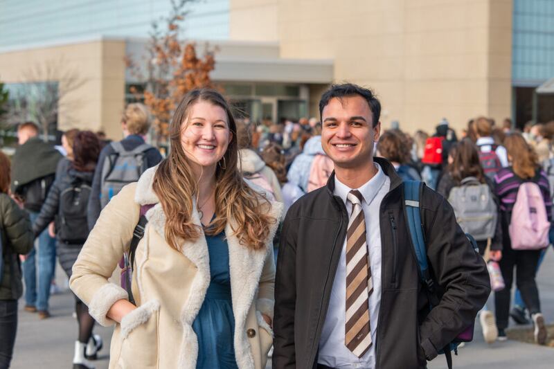 Dos estudiantes en el BYU-Idaho Center.