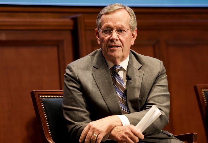 Michael O. Leavitt, exgobernador y presidente del Coro del Tabernáculo, habla en la sección del panel durante el Simposio de Historia de la Iglesia en el Edificio de Oficinas de la Iglesia.