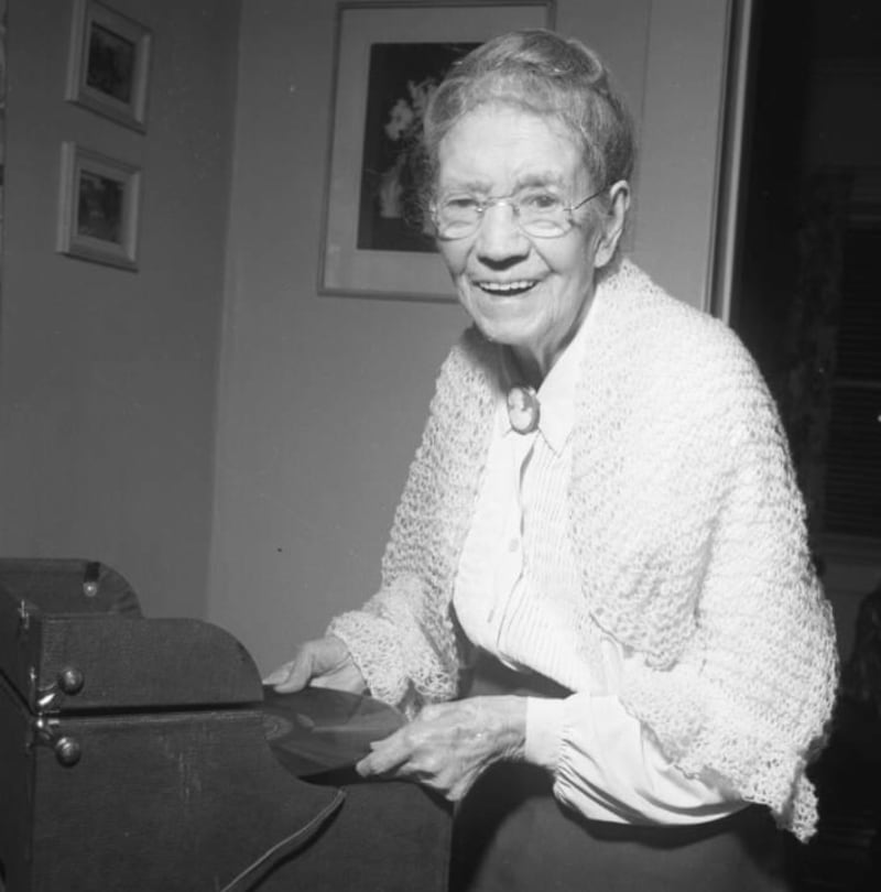 Ruth May Fox en su cumpleaños número 103 en noviembre de 1956.