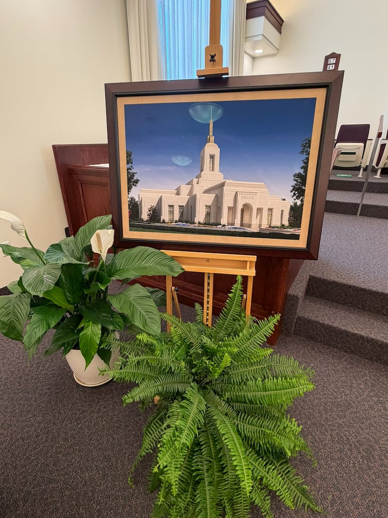Una representación exterior del Templo de Fairview, Texas, se muestra dentro de un centro de reuniones local en Fairview, Texas, el sábado, 21 de febrero de 2026, durante la ceremonia de la palada inicial del templo el sábado, 21 de febrero de 2026.