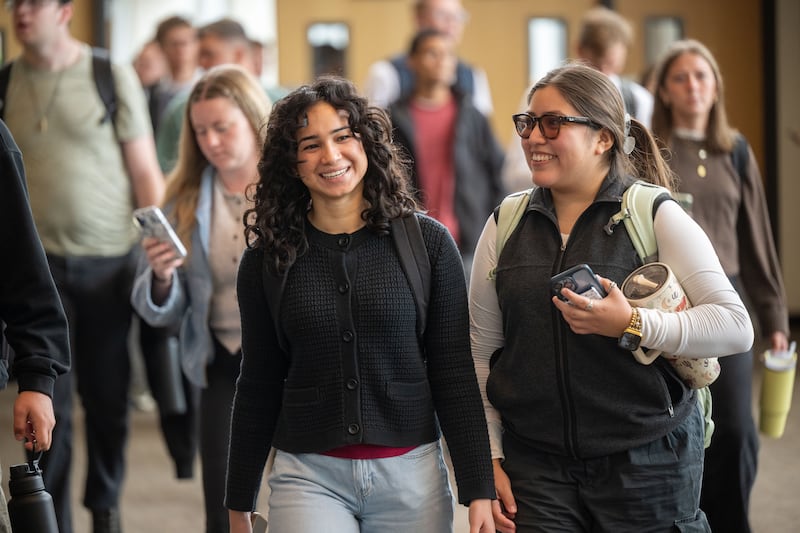 Estudiantes de BYU–Idaho se reúnen en el I–Center en Rexburg, Idaho, para escuchar las palabras del élder James O. Fantone, una Setenta Autoridad General, el martes 22 de septiembre de 2026.
