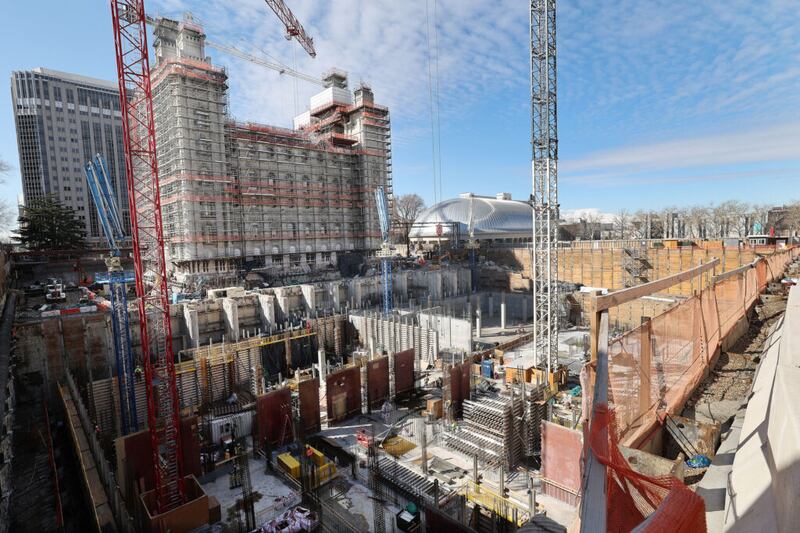 La renovación continúa en el Templo de Salt Lake de la Iglesia de Jesucristo de los Santos de los Últimos Días en Salt Lake City el martes 22 de marzo de 2022.