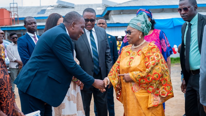 La primera dama de Liberia se da la mano con otros durante la colocación de la primera piedra de un hospital en la Conferencia Fortaleciendo Familias realizada el 19-20 de junio de 2026 en Monrovia, Liberia.