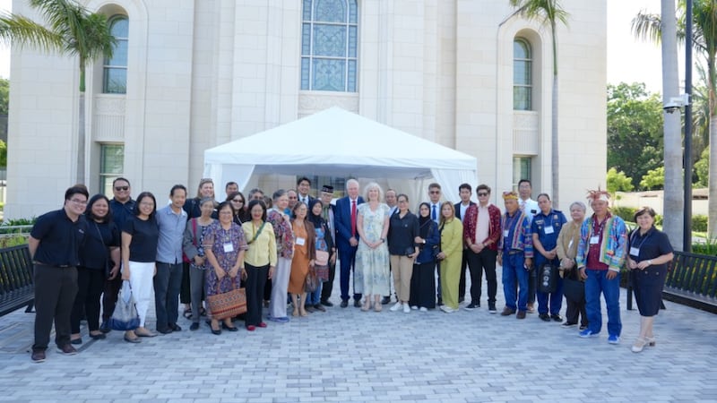 Los participantes e invitados de un foro sobre la libertad religiosa visitan el Templo de Davao, Filipinas, durante su jornada de puertas abiertas en la ciudad de Davao, Filipinas, el 25 de marzo de 2026.