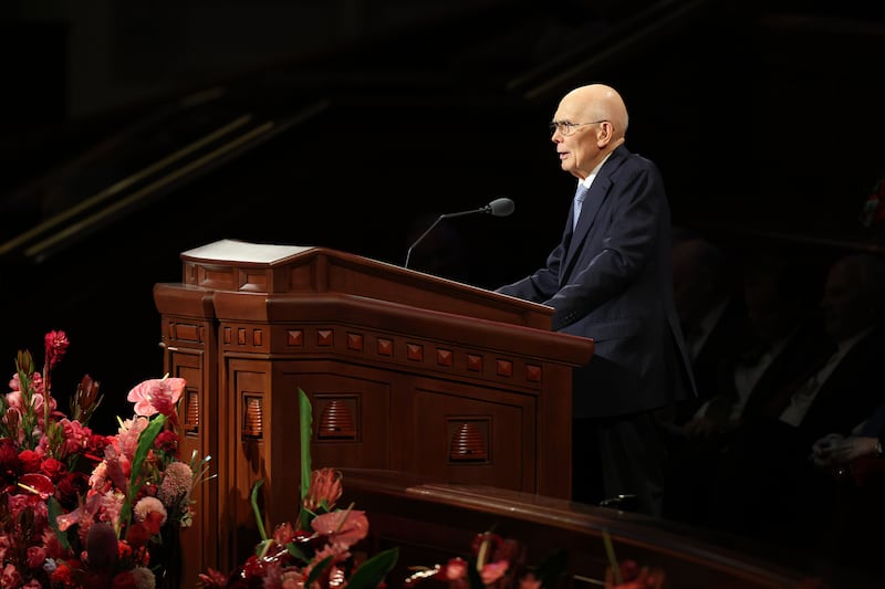 El élder Dallin H. Oaks, presidente del Cuórum de los Doce Apóstoles, habla durante la sesión del domingo por la tarde de la Conferencia General Semestral núm. 195.