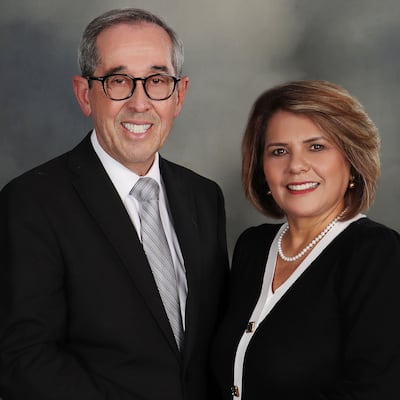 Glendon Lyons y Guadalupe Ochoa de Lyons, quienes servirán como presidente y directora de obreras del nuevo Templo de Querétaro, México cuando sea dedicado.