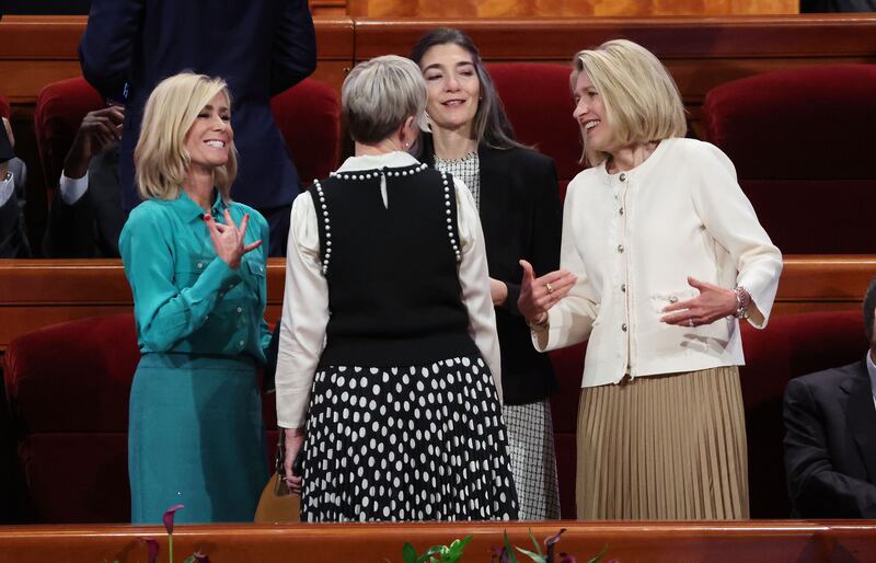 Los líderes se saludan antes de la Conferencia General Semestral N° 193 de la Iglesia de Jesucristo de los Santos de los Últimos Días en el Centro de Conferencias de Salt Lake City, el domingo, 1° de octubre de 2023.