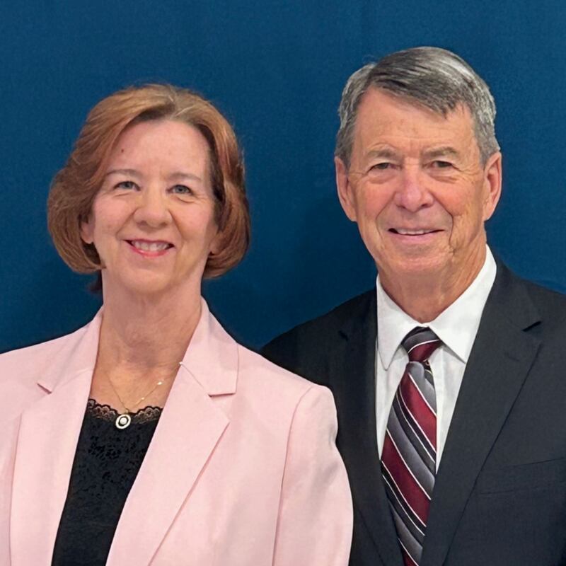 Ronald L. Spjut y Gayle Spjut, quienes servirán como presidente y directora del Templo de Louisville, Kentucky, a partir de julio de 2026.