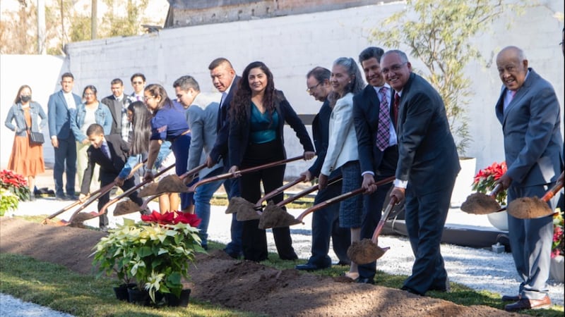 Acompañan al élder Montoya (de derecha a izquierda) Sergio Pedroza, orador del evento; Julio César Jasso y Lourdes Gutiérrez, coordinadores del evento; Juan Gómez Junco, comunicador; Alicia Gamboa, síndica municipal; Juan Salazar, director de obras en Gómez Palacio; Marco Ávila, Subdirector de Obras en Gómez Palacio; Abdaleis Lee, de la oficina Mallol Arquitectos; Ximena García y Josué García, oradores del evento.