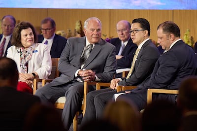 El élder Ronald A. Rasband, el segundo desde la izquierda, y la hermana Melanie Rasband, hablan con dos de sus misioneros retornados, Dustin Matsumori y Justin Starr — durante el Seminario para Nuevos Líderes de Misión 2022 el viernes, 24 de junio de 2022, en el Centro de Capacitación Misional de Provo.