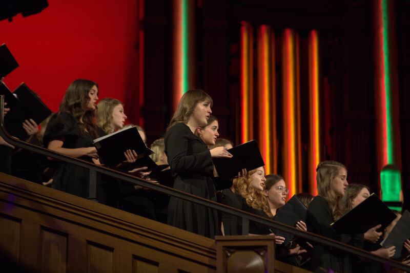 Un coro compuesto por cantantes de los institutos de Salt Lake, Utah Valley y Logan se presenta durante el Festival de Música de la Iglesia 2025, celebrado el sábado 15 de noviembre de 2025 en el Tabernáculo de Salt Lake en Salt Lake City.