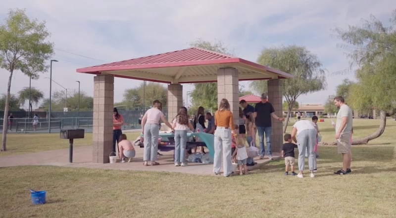 Miembros de la Rama Apache Park de la Estaca Glendale Arizona Norte y amigos de la comunidad disfrutan de una actividad de desayuno de Pascua de Resurrección.