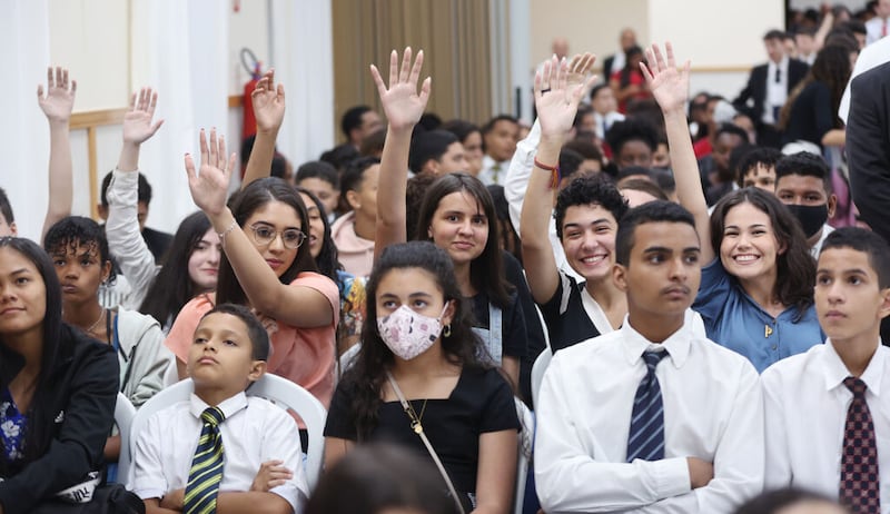 Los asistentes esperan para hacerle una pregunta al élder Gary E. Stevenson, del uórum de los Doce Apóstoles, durante un devocional para jóvenes en el centro de estaca de los terrenos del templo en Río de Janeiro, Brasil, el sábado 7 de mayo de 2022.