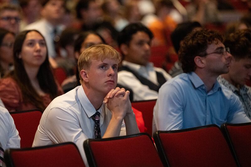 Un estudiante escucha al élder Mark A. Bragg durante un devocional de BYU–Idaho en Rexburg, Idaho, el martes 2 de junio de 2026.