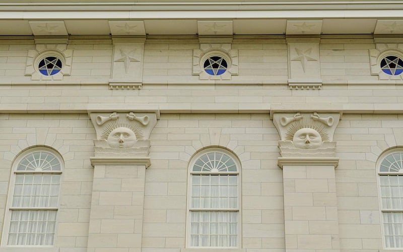 Las piedras de sol son visibles en las paredes del Templo de Nauvoo, Illinois en Nauvoo, Illinois, en 2024.