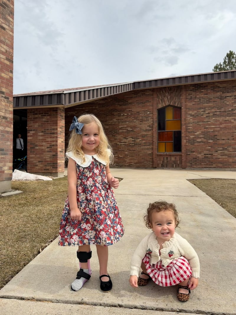 Estelle Santiago, entonces de 3 años, a la izquierda, sonríe con su hermana menor, Bianca, durante la recuperación de Estelle de una enfermedad grave que contrajo en Uruguay en enero de 2026.