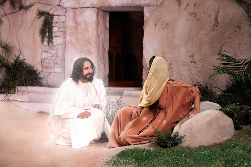 Jesucristo habla con María Magdalena fuera del sepulcro del jardín.