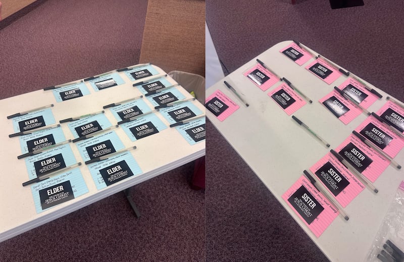 Las placas de nombre cubren las mesas para los jóvenes del Estaca Brambleton Virginia durante una noche del CCM en Brambleton, Virginia, el domingo 15 de marzo de 2026.