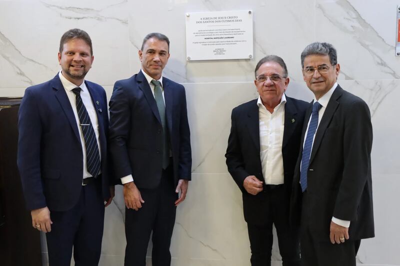 Líderes de la Iglesia y funcionarios de salud se encuentran junto a una placa que indica el apoyo de la Iglesia a un proyecto de energía solar en el Hospital Napoleão Laureano en João Pessoa, Brasil, en julio de 2026.