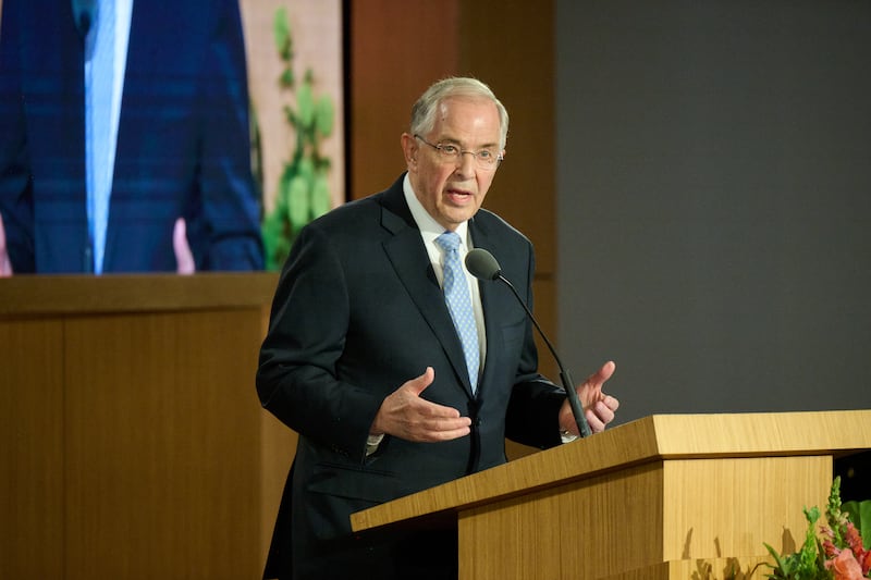 El élder Neil L. Andersen habla durante el Seminario para Nuevos Líderes de Misión de 2026 el jueves 18 de junio de 2026, en el Centro de Capacitación Misional de Provo en Provo, Utah.