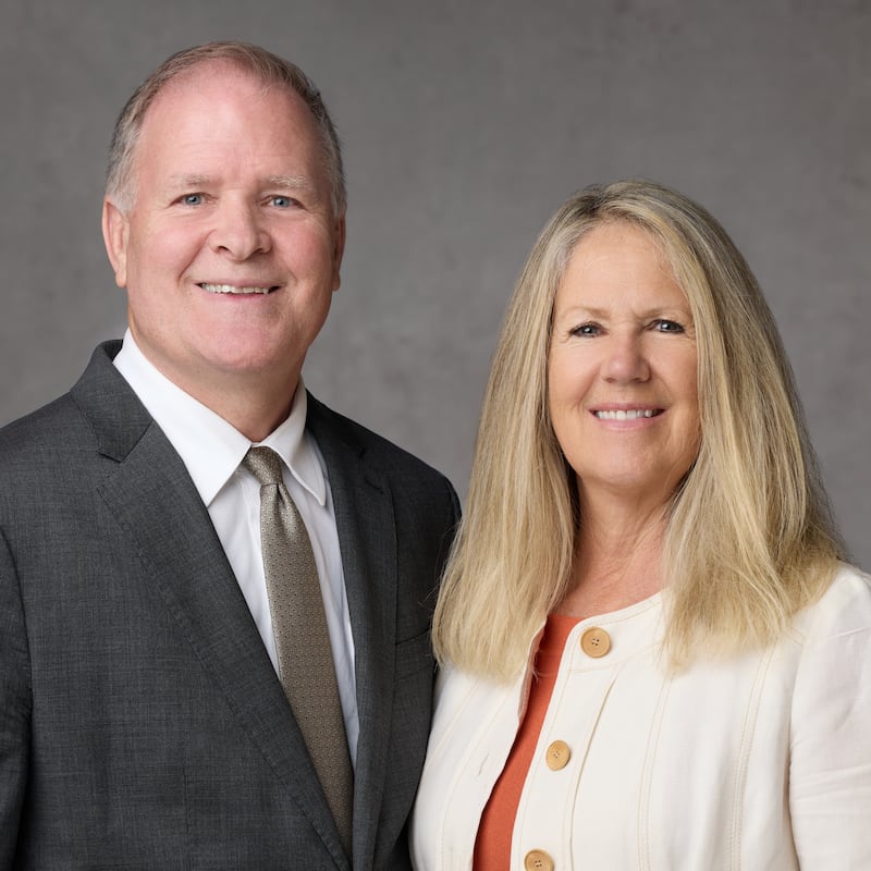 Scott H. Welch y Laura Welch, quienes servirán como presidente y compañera de la nueva Misión Idaho Coeur d'Alene a partir de julio de 2026.